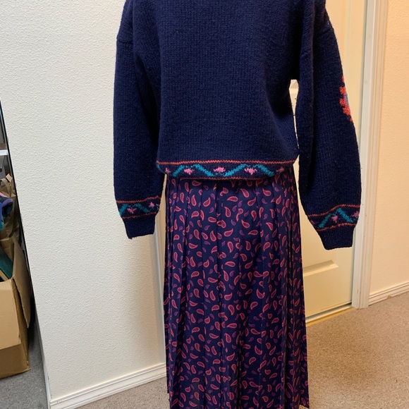 Pleated skirt with matching hand knit sweater, size 8, Eagle’s Eye - Picture 2 of 4